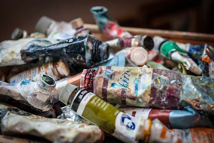 Jean-Yves Domont dans son atelier de peinture, photo 1